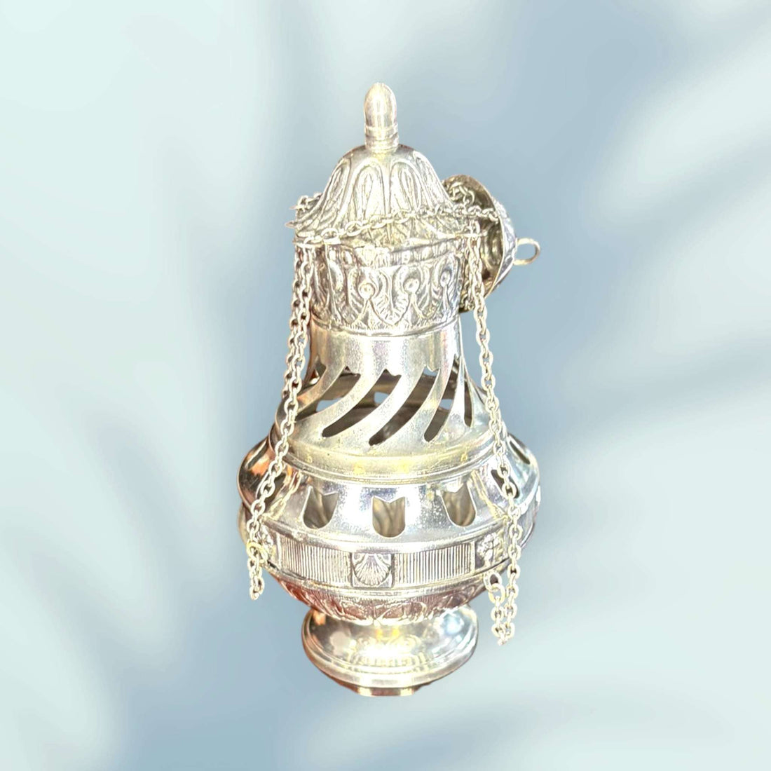 Este botafumeiro de metal plateado es una pieza decorativa inspirada en el célebre gran incensario de la Catedral de Santiago de Compostela, una de las imágenes más reconocibles del universo jacobeo. 