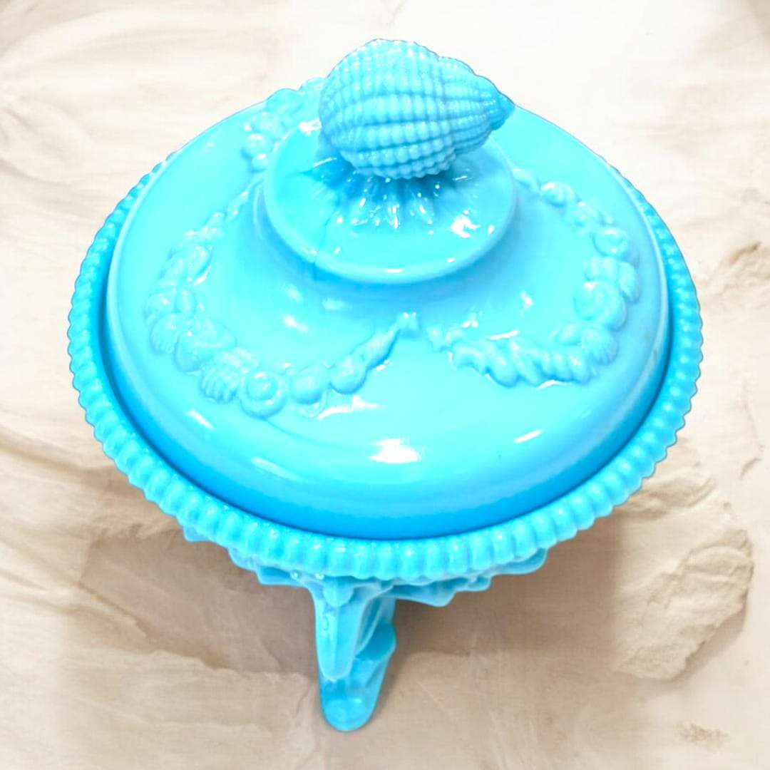Bombonera de opalina celeste con tapa y patas