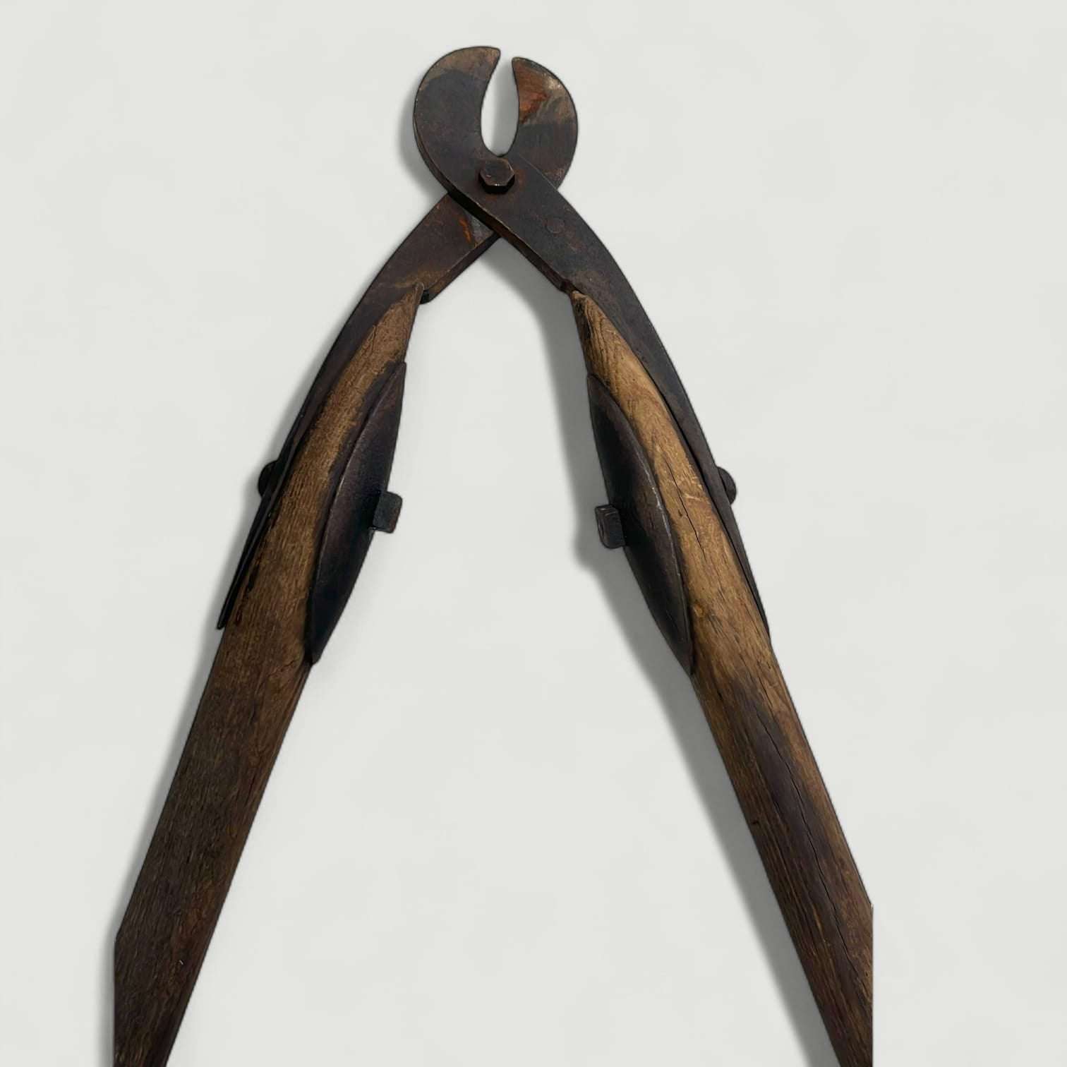 Su diseño alargado permitía ejercer más fuerza con menos esfuerzo, convirtiéndola en una herramienta útil en labores de poda, mantenimiento de árboles y trabajos rurales. 