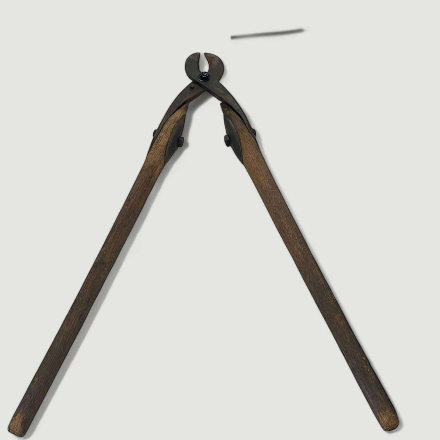 Sus largos mangos de madera aportan equilibrio, calidez y autenticidad, mostrando una pátina de uso muy atractiva.