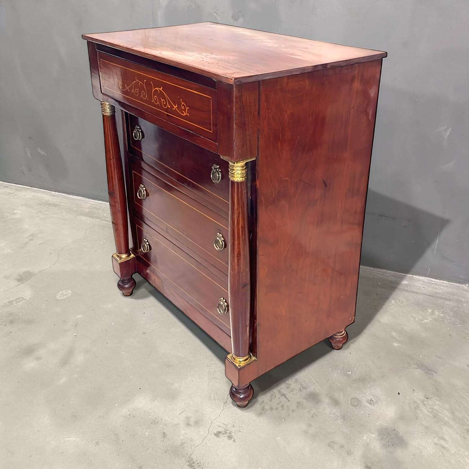 Lo que más destaca en estas piezas es su lectura claramente inspirada en el estilo Imperio. 