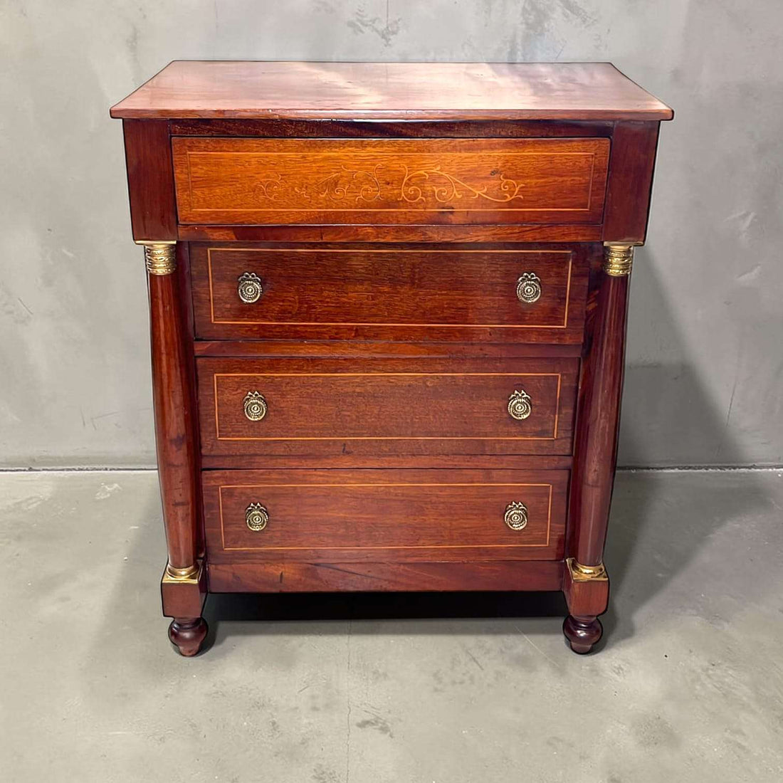 Estas mesitas de noche Imperio de caoba son piezas pensadas originalmente para acompañar la cama y ofrecer una superficie de apoyo cómoda y elegante para lámpara, libros, reloj, joyero o pequeños objetos de uso diario. 