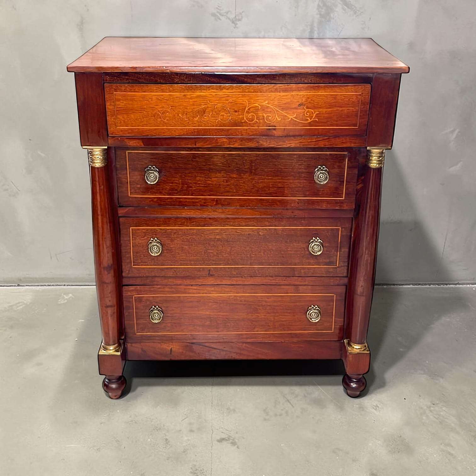 Su función tradicional ha sido la de ordenar y completar el dormitorio con un mueble auxiliar de tamaño contenido, pero de gran presencia visual. 