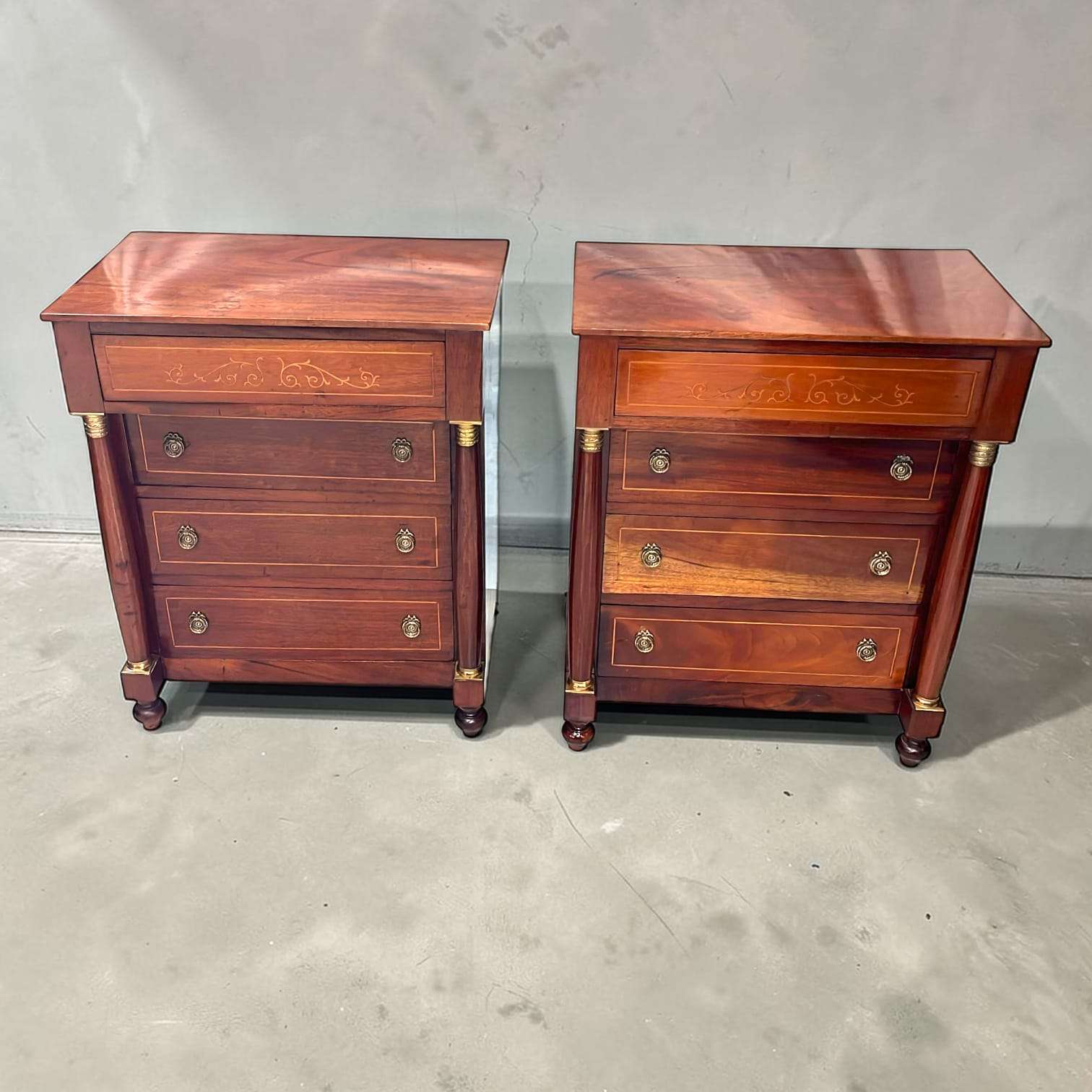 Estas mesitas de noche Imperio de caoba son piezas pensadas originalmente para acompañar la cama y ofrecer una superficie de apoyo cómoda y elegante para lámpara, libros, reloj, joyero o pequeños objetos de uso diario. 