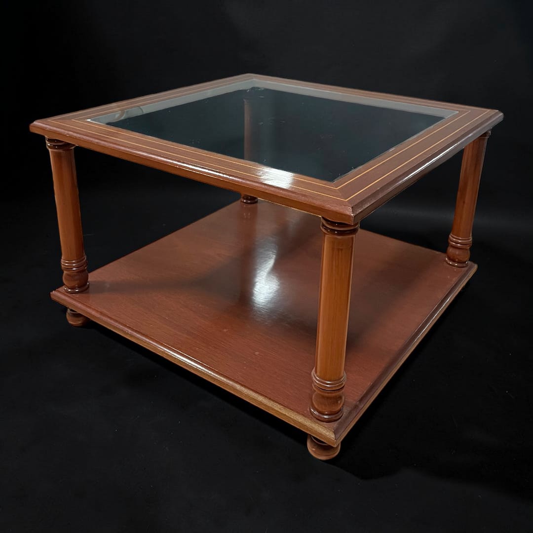 La&nbsp;mesa baja de caoba con tapa de cristal es un mueble concebido originalmente como mesa de centro para acompañar sofás y zonas de descanso, ofreciendo una superficie práctica para apoyar libros, bandejas, objetos decorativos o elementos de uso cotidiano. 