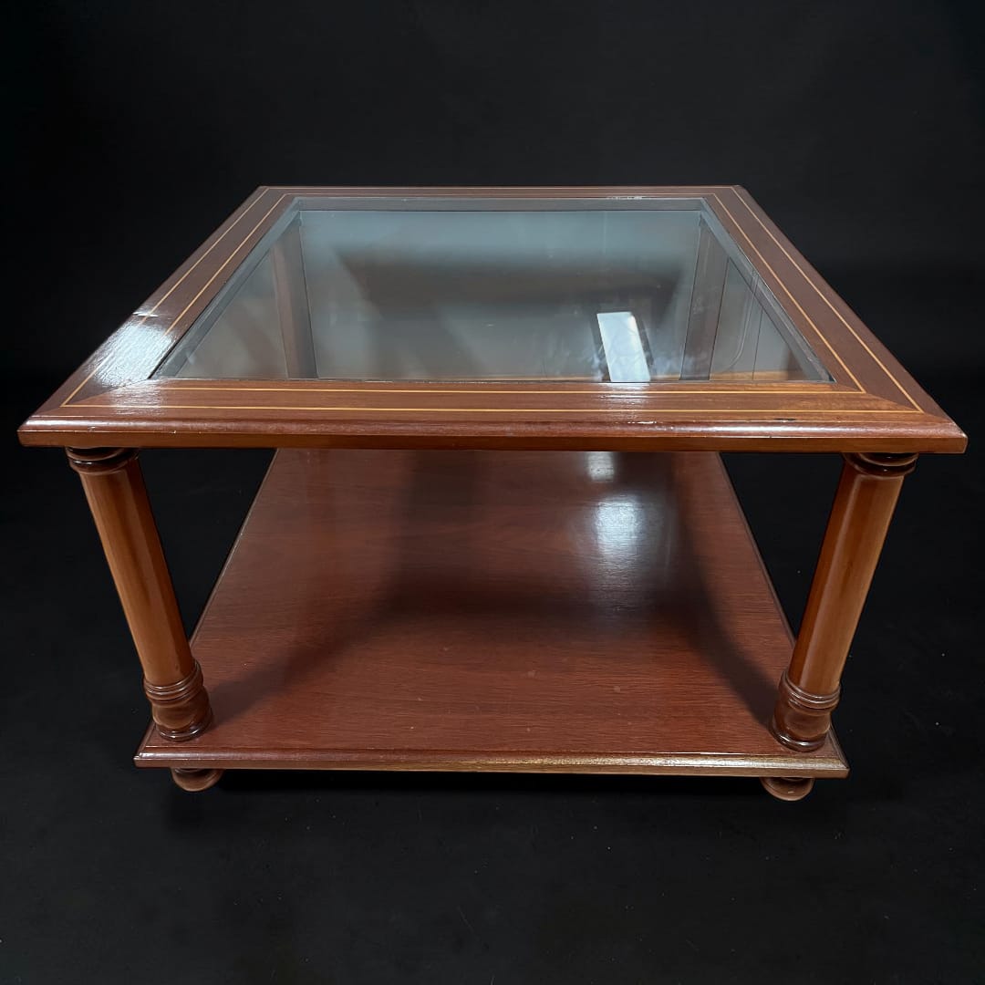 La&nbsp;mesa baja de caoba con tapa de cristal es un mueble concebido originalmente como mesa de centro para acompañar sofás y zonas de descanso, ofreciendo una superficie práctica para apoyar libros, bandejas, objetos decorativos o elementos de uso cotidiano. 