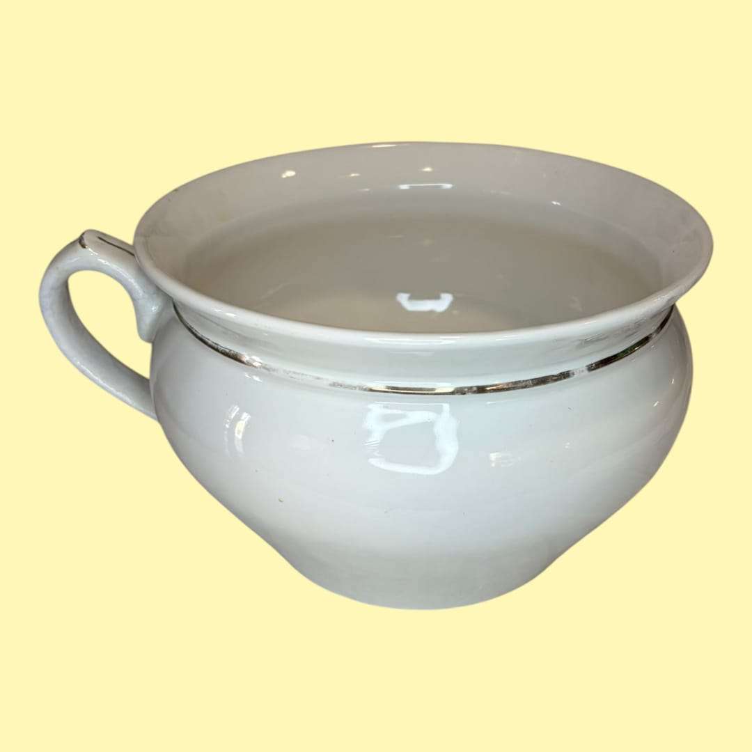 La combinación entre forma utilitaria y acabado elegante lo convierte en una pieza poco común, atractiva tanto para coleccionistas como para amantes de la decoración con historia. 