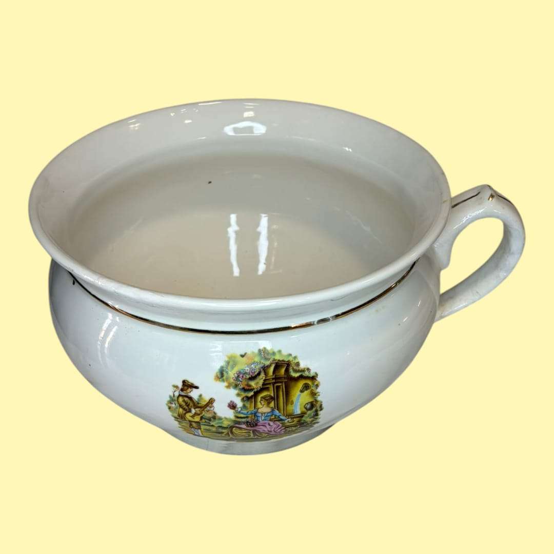 Su función original era muy práctica dentro del ámbito doméstico, ya que se utilizaba como recipiente sanitario portátil antes de la generalización de los cuartos de baño modernos.