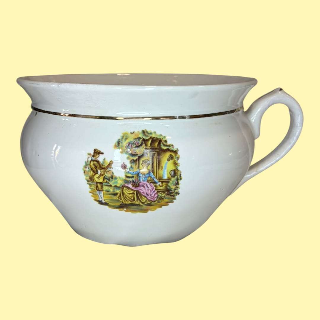 Este Orinal de porcelana es una pieza antigua que conserva toda la personalidad de los objetos cotidianos de otra época. 