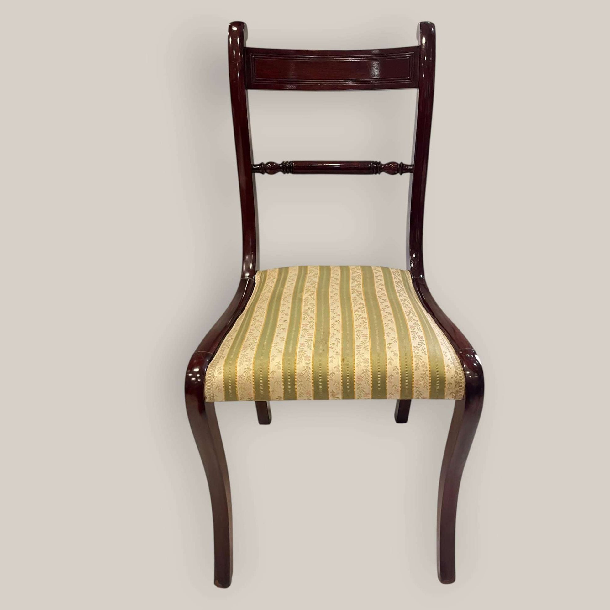 El Lote de sillas de caoba resulta ideal para comedor, salón, casa de campo, hotel boutique o proyecto de interiorismo con gusto por lo auténtico. 