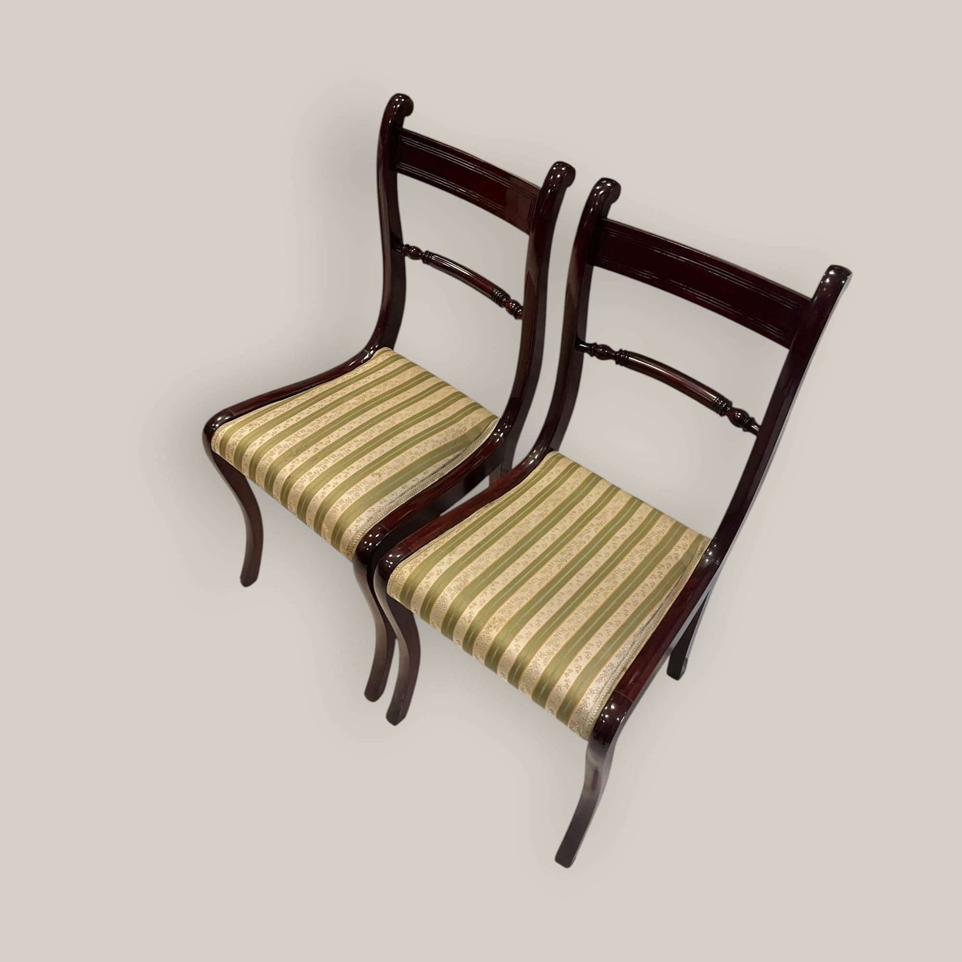 La estructura de caoba muestra un tono profundo y cálido, muy adecuado para interiores con personalidad.