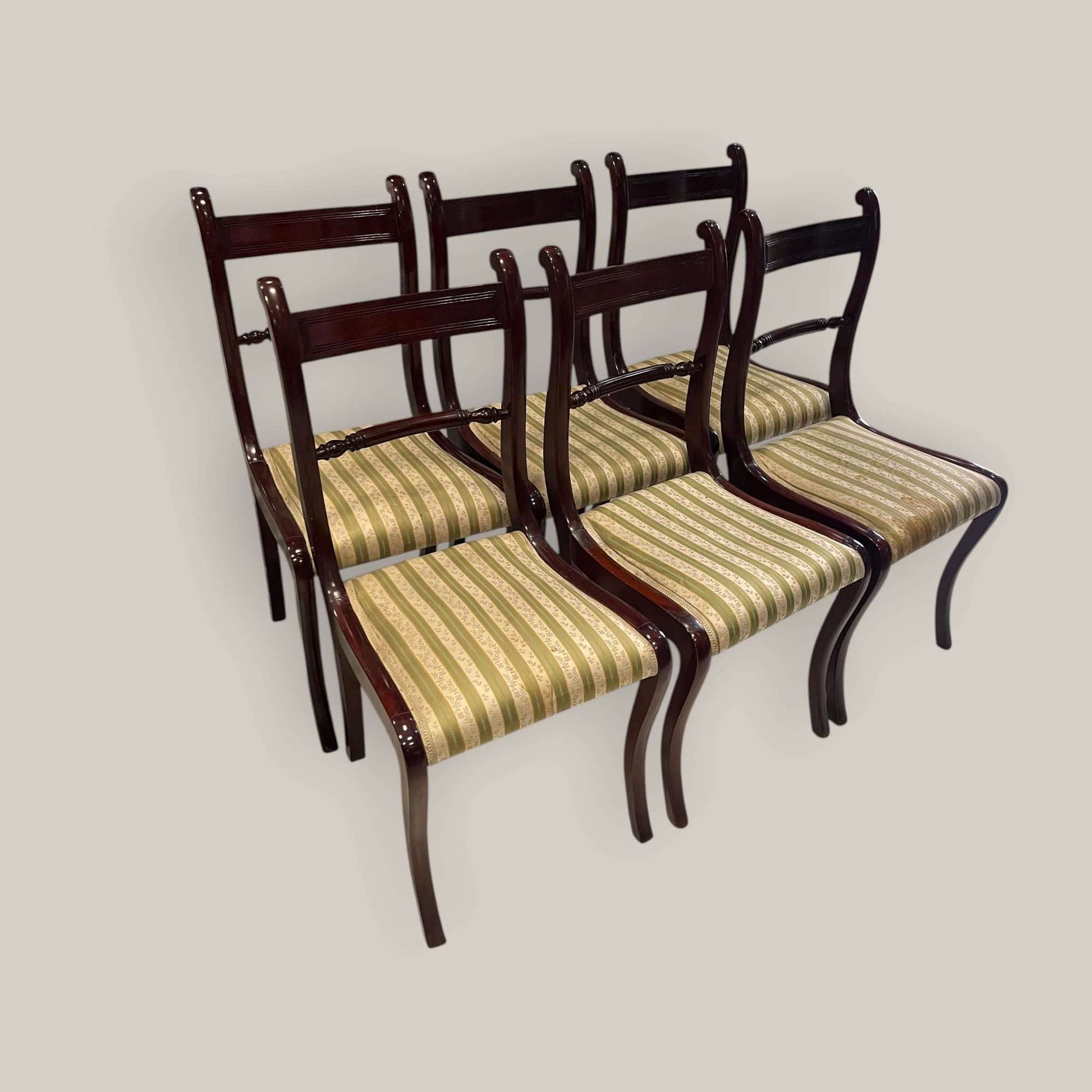 El Lote de sillas de caoba es una propuesta muy atractiva para quien busca amueblar un comedor, salón o rincón distinguido con piezas de líneas clásicas y gran presencia visual.