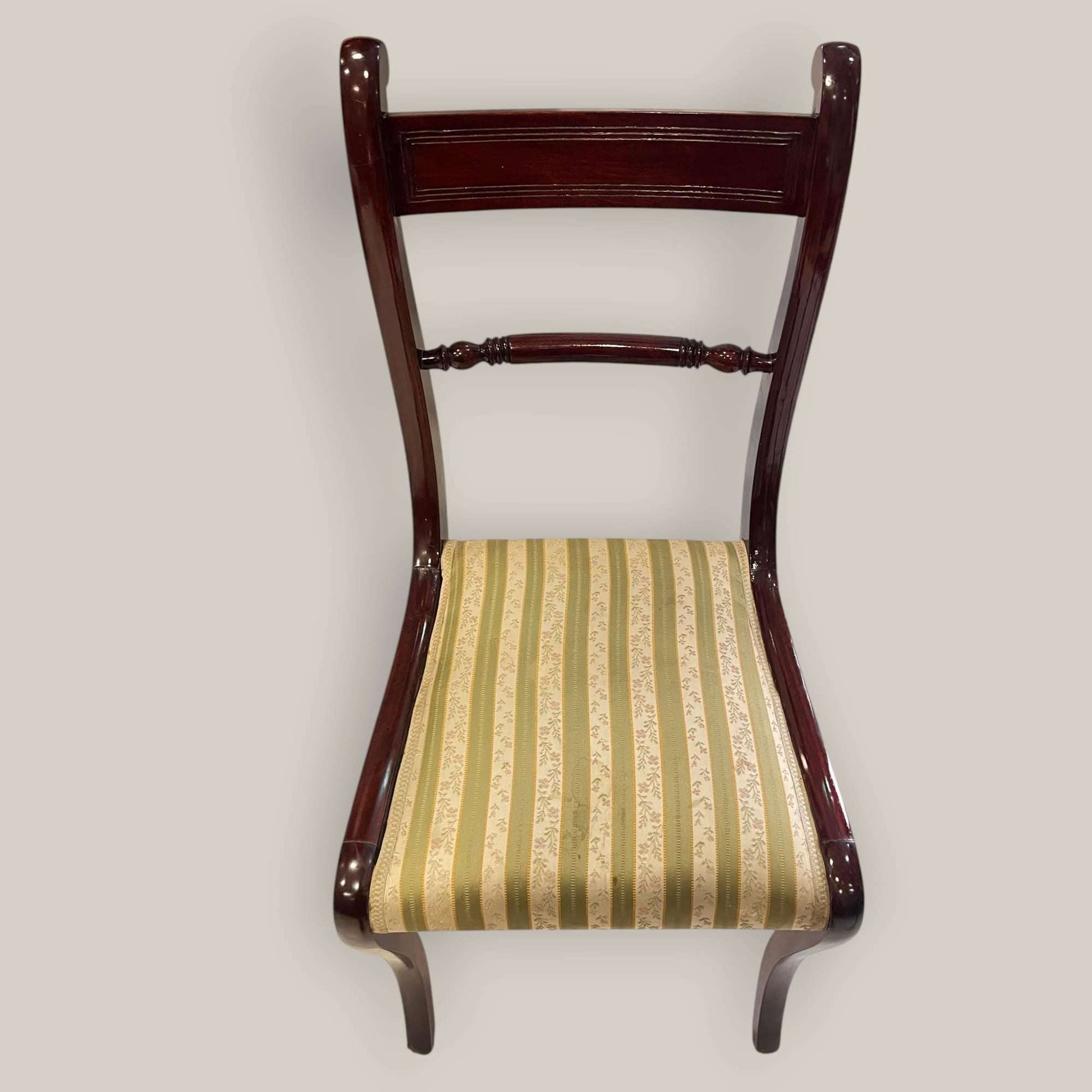 La estructura de caoba muestra un tono profundo y cálido, muy adecuado para interiores con personalidad.