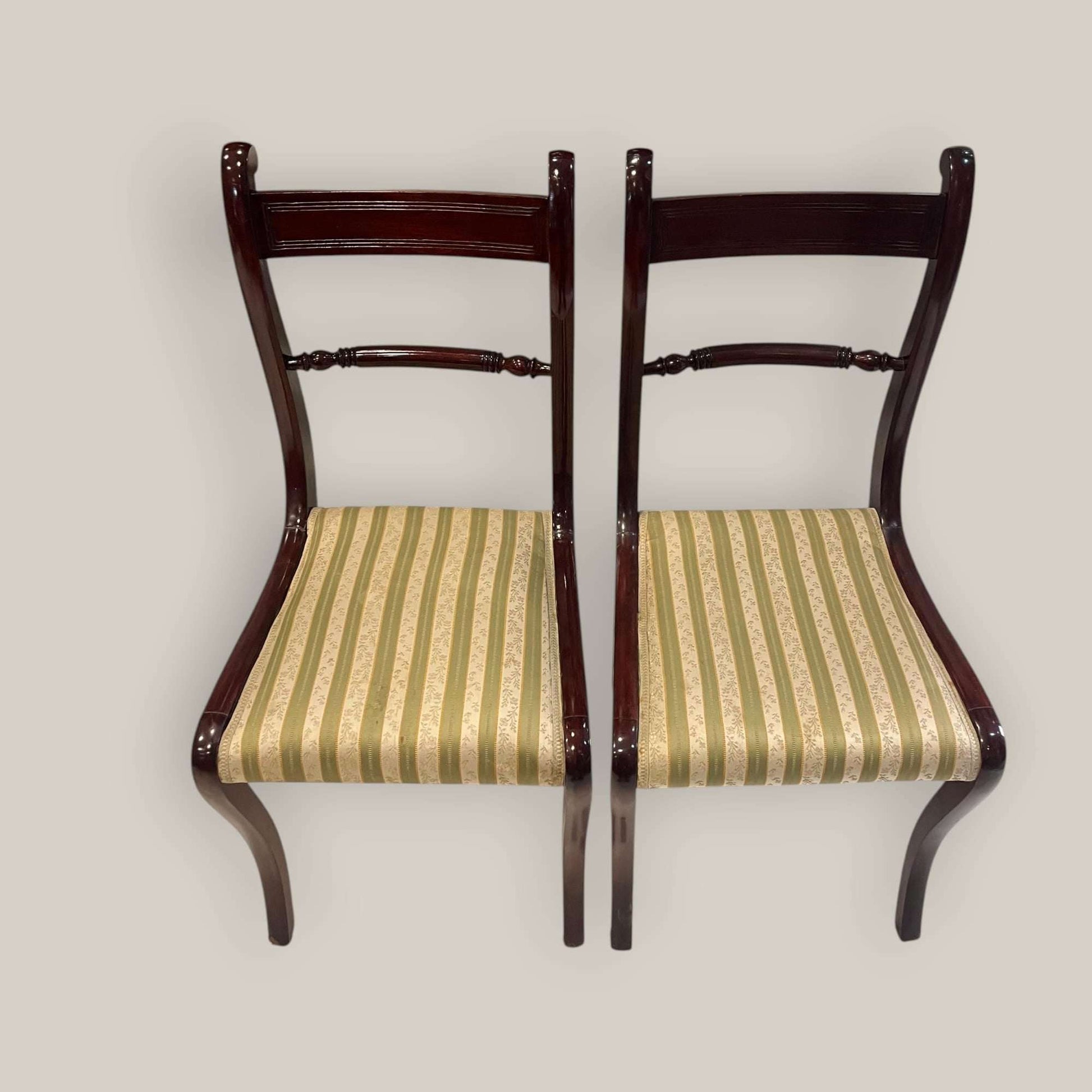  El asiento tapizado en rayas verdes y crema conserva un aire clásico, aunque conviene renovarlo, algo que lejos de restar valor puede convertirse en una ventaja para quien desee personalizar el conjunto y adaptarlo a su proyecto decorativo. 