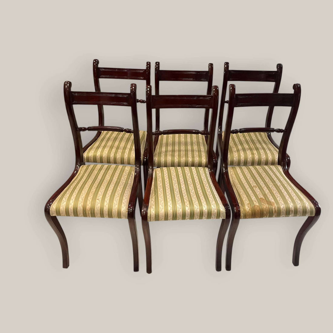 El Lote de sillas de caoba es una propuesta muy atractiva para quien busca amueblar un comedor, salón o rincón distinguido con piezas de líneas clásicas y gran presencia visual.