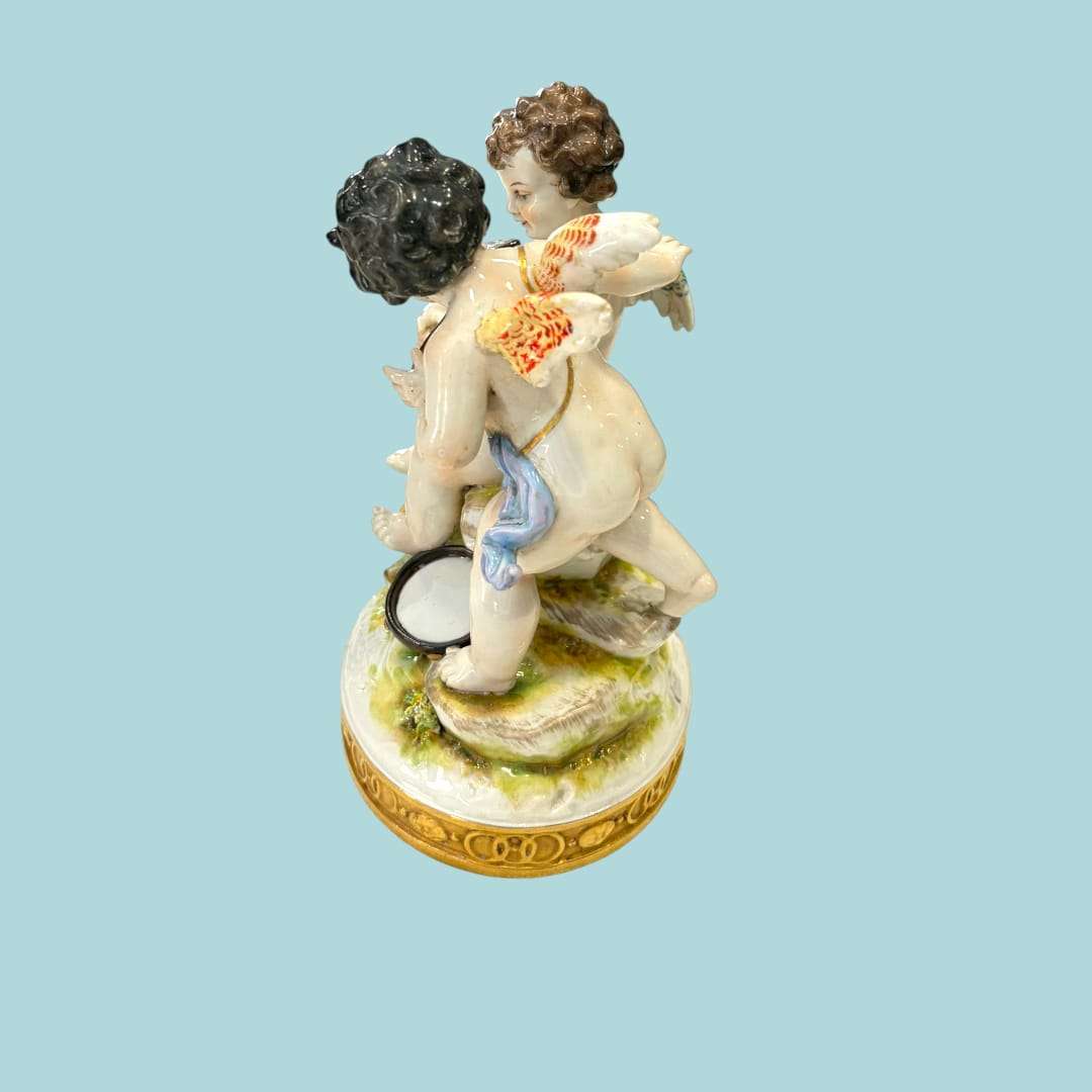 La función original de esta obra fue claramente decorativa y de representación, concebida para embellecer interiores y aportar refinamiento a espacios elegantes. 