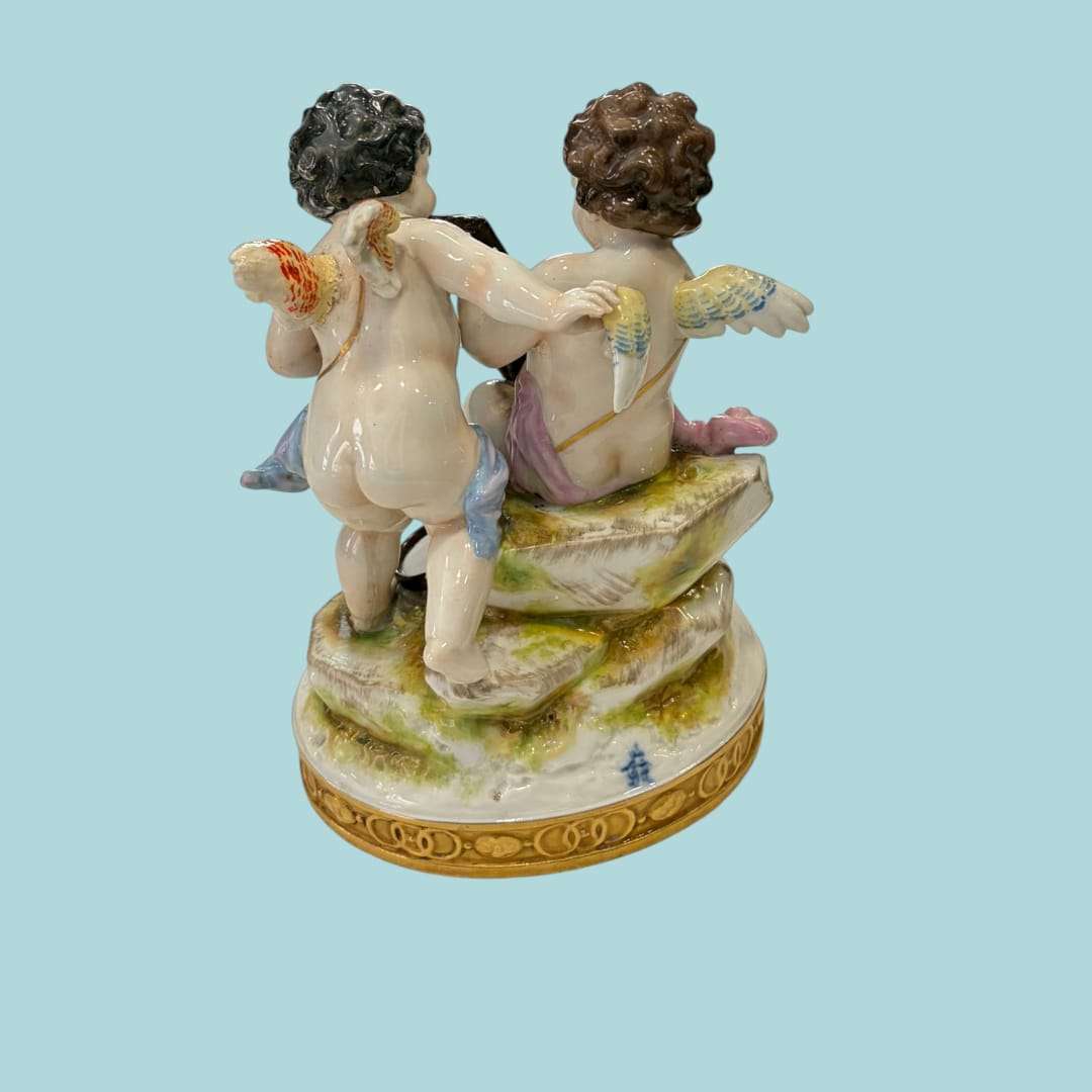  Sus medidas son 14 x 11 x H19,5 cm, un formato perfecto para vitrina, consola, aparador o rincón protagonista.