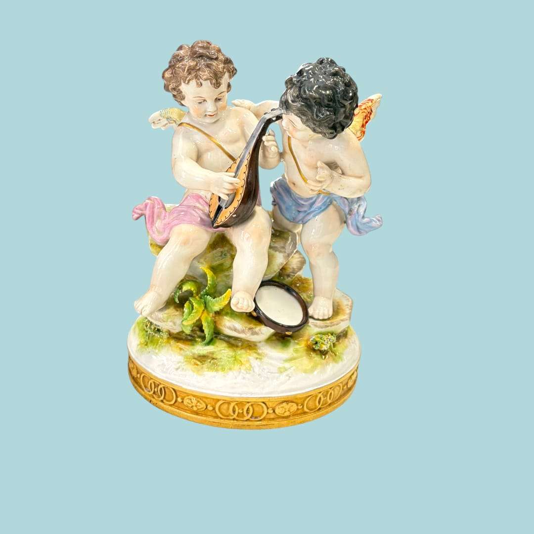 Ángeles querubines músicos Algora es una composición decorativa de gran delicadeza visual, ideal para quienes buscan una pieza especial de porcelana artística con fuerte presencia ornamental. 