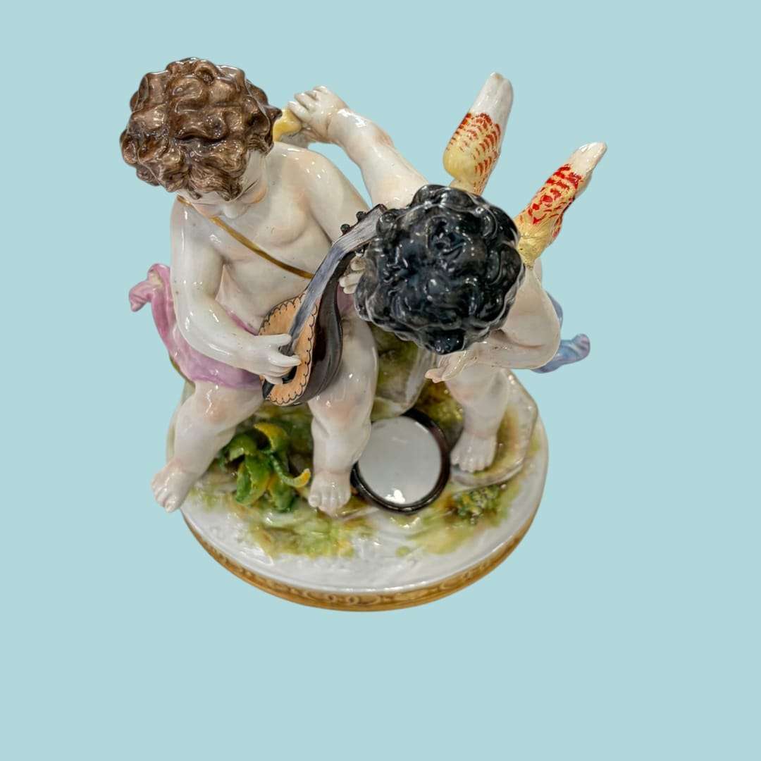 Hoy, además, su función actual se amplía como objeto decorativo y de colección, perfecto para ambientes clásicos, románticos, eclécticos o de inspiración palaciega. 