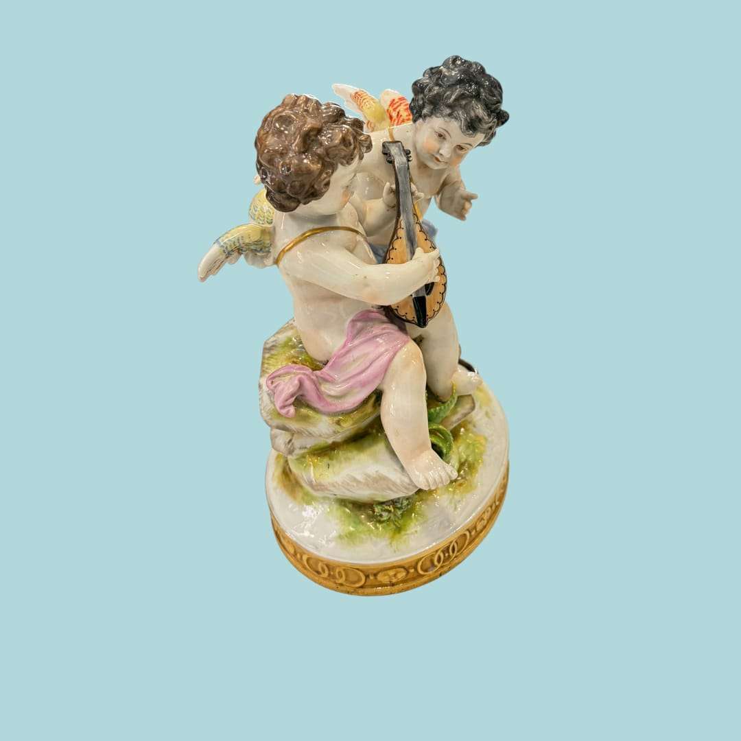 Es una pieza que transmite arte, música y movimiento. Em Portugal, diríamos que é uma peça de grande charme, pensada para dar sofisticação e distinção a qualquer espaço.