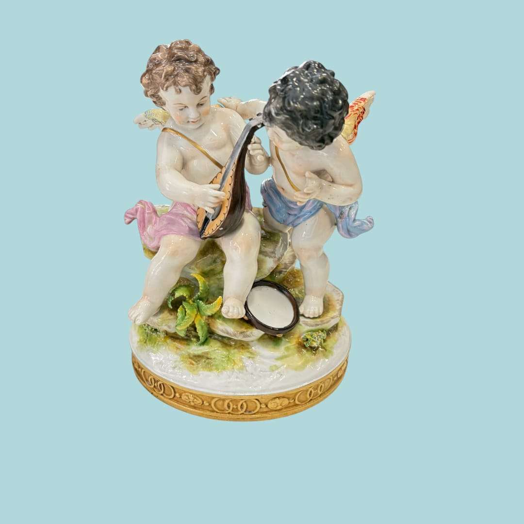 Ángeles querubines músicos Algora es una composición decorativa de gran delicadeza visual, ideal para quienes buscan una pieza especial de porcelana artística con fuerte presencia ornamental. 