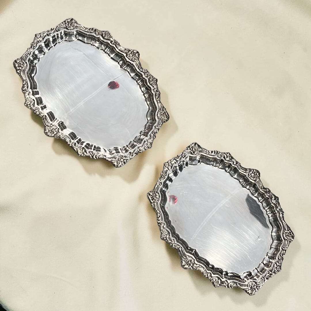 Originalmente, la bandeja estaba destinada al servicio de mesa, ideal para presentar bebidas, dulces, aperitivos o pequeños detalles en reuniones y momentos especiales. 