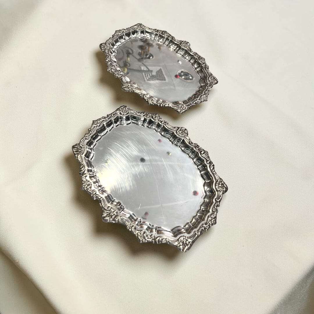 Este modelo de 22 x 19 cm destaca por su acabado brillante y su diseño cuidadosamente trabajado, pensado tanto para servir como para decorar con elegancia.

