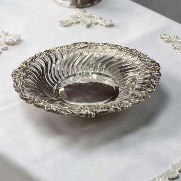 Plato hondo de metal plateado con relieve