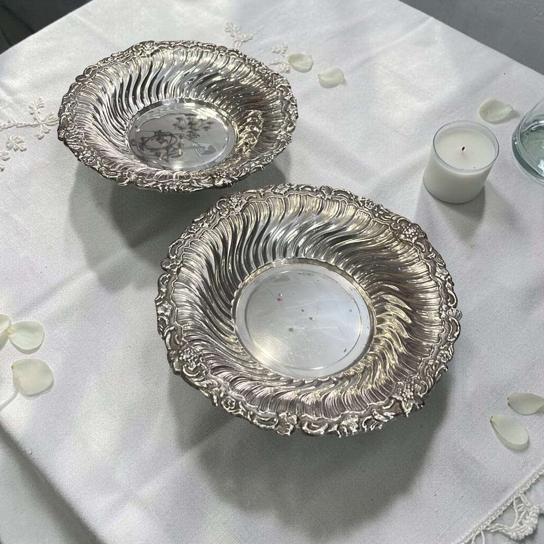 Plato hondo de metal plateado con relieve