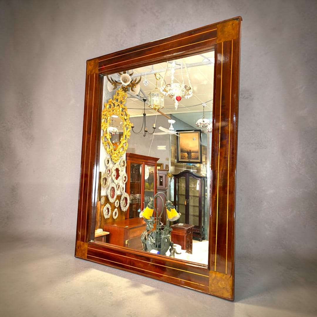 Este Espejo de 71 x H92,5 cm es una pieza de gran presencia visual, pensada para aportar profundidad, luz y distinción a cualquier ambiente. 