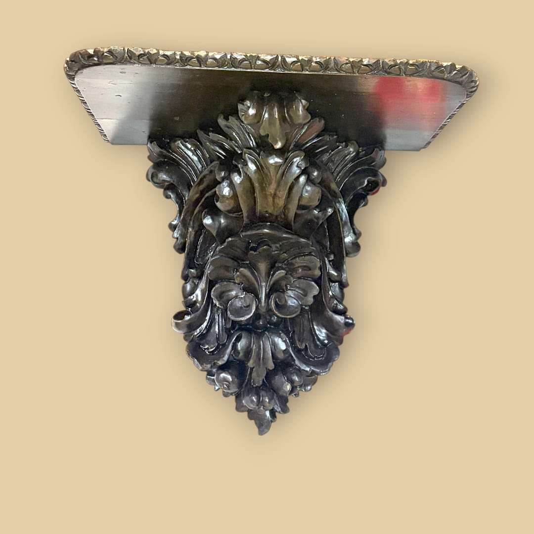 El acabado oscuro realza la profundidad de la talla y acentúa el juego de luces y sombras.