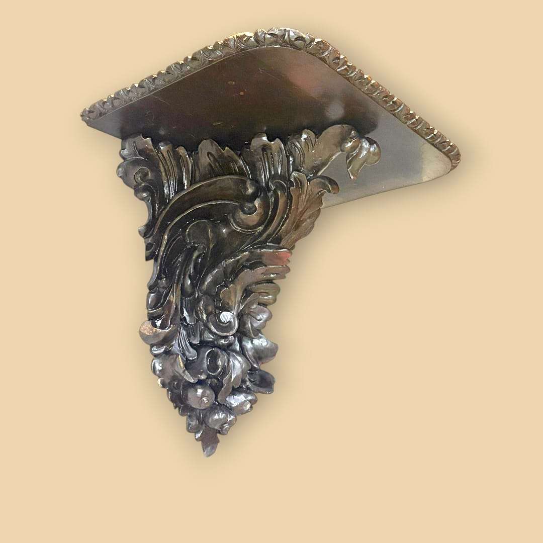 Su función original fue la de servir como apoyo mural para colocar figuras, floreros, relojes, pequeños bustos u objetos singulares, elevándolos visualmente y dándoles protagonismo dentro del conjunto decorativo.