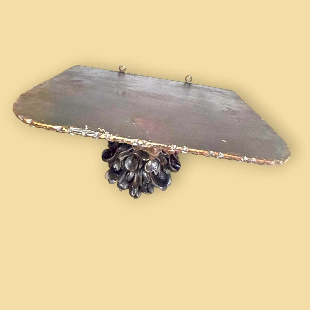 La Ménsula / pedestal no solo cumple una función práctica como soporte, sino que también actúa como escultura mural.