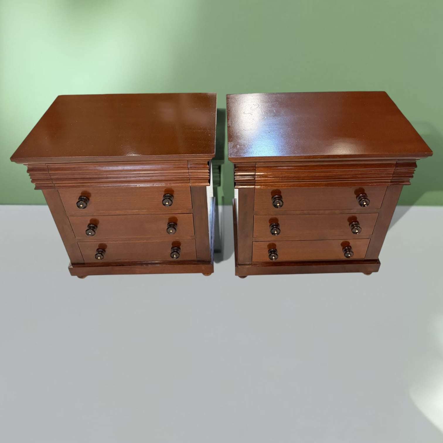  Estas Mesitas de noche destacan por su estética equilibrada, por su capacidad de almacenaje y por ese detalle oculto que las diferencia de otras piezas más convencionales.