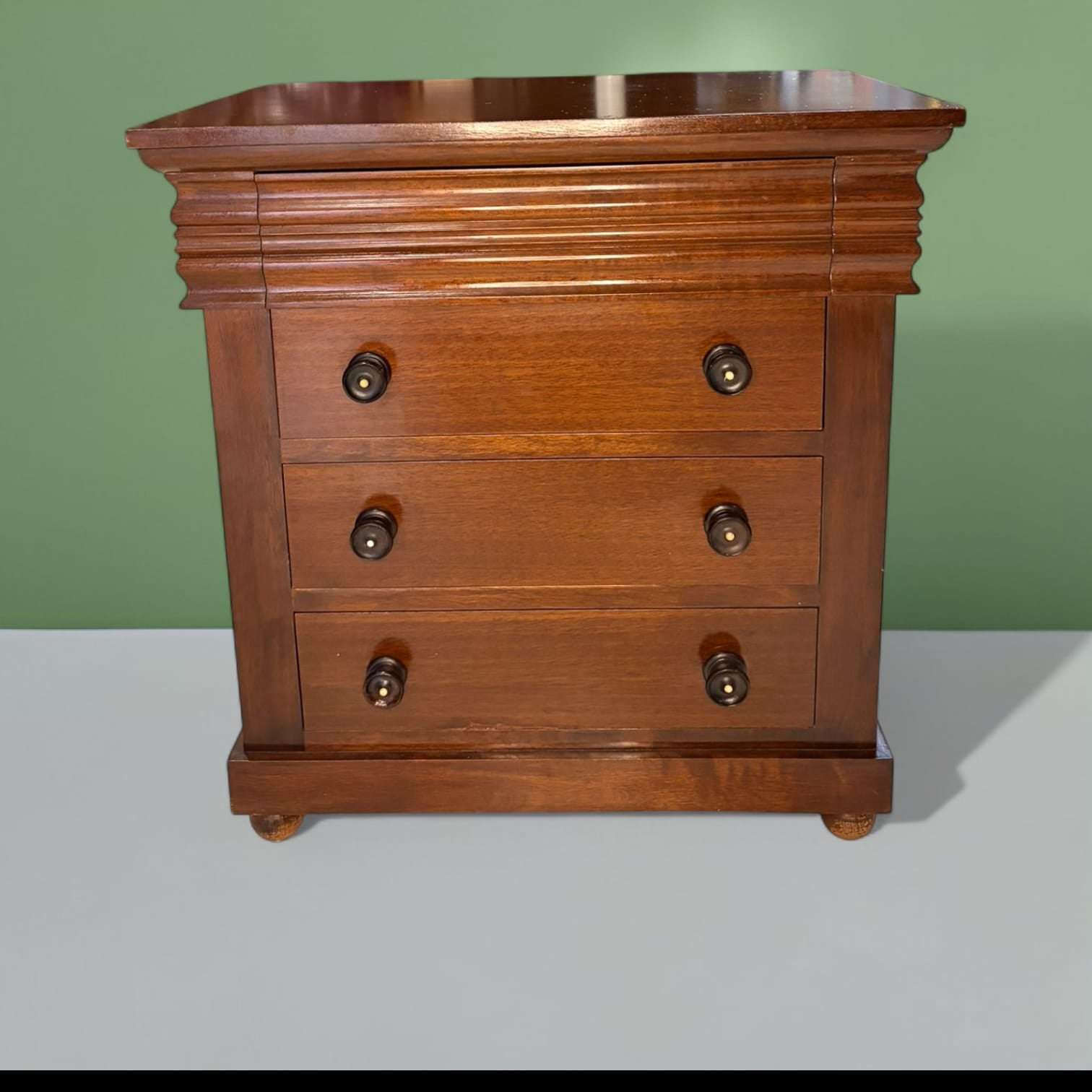  Su función original ha sido la de servir como mueble de apoyo junto al descanso, permitiendo colocar lámparas, libros, reloj, joyero o pequeños objetos de uso cotidiano, además de guardar enseres personales en sus cajones.