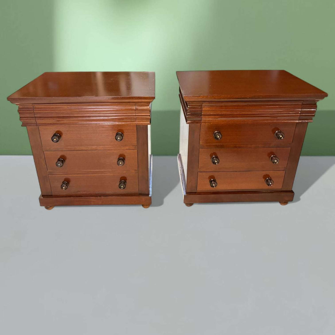 Estas Mesitas de noche de caoba son piezas auxiliares pensadas para acompañar la cama y aportar orden, apoyo y presencia decorativa al dormitorio.