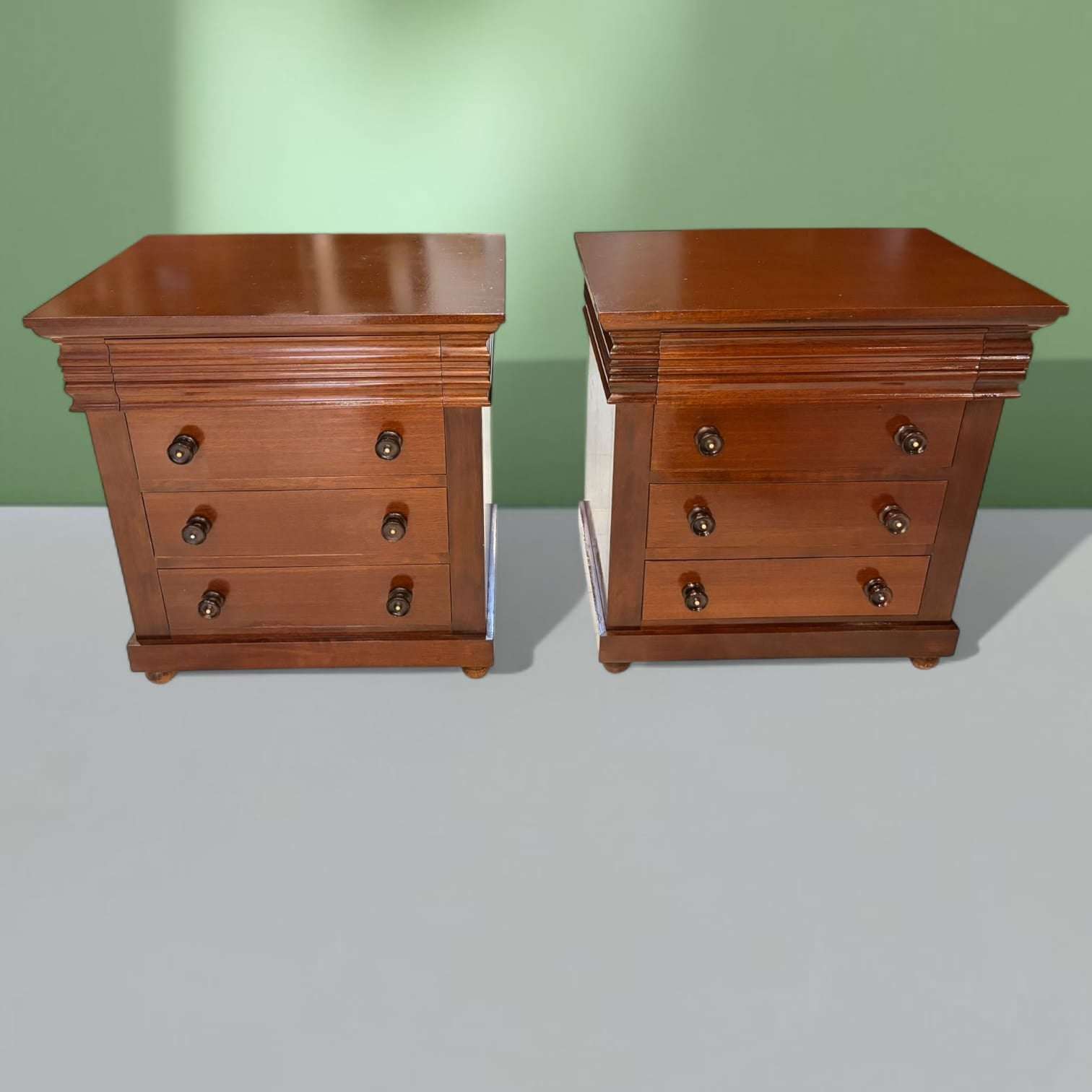 Estas Mesitas de noche de caoba son piezas auxiliares pensadas para acompañar la cama y aportar orden, apoyo y presencia decorativa al dormitorio.