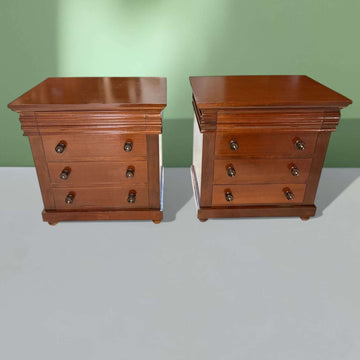 Estas Mesitas de noche de caoba son piezas auxiliares pensadas para acompañar la cama y aportar orden, apoyo y presencia decorativa al dormitorio.