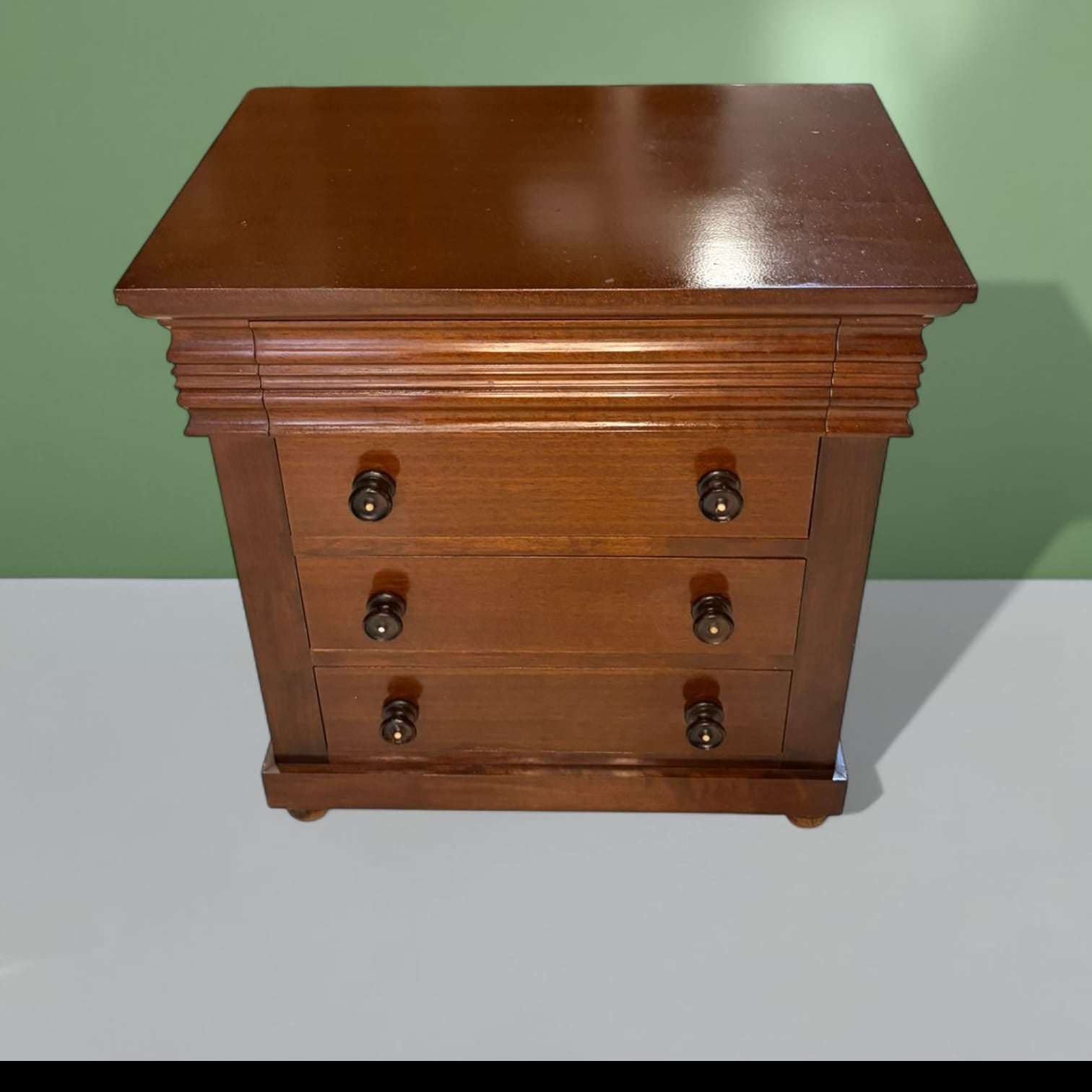 La veta y el tono de la madera refuerzan esa sensación de sobriedad elegante tan buscada en interiores clásicos, atemporales o eclécticos.