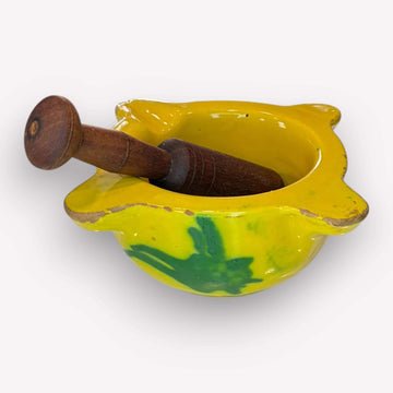 Este Mortero antiguo de cerámica esmaltada con maja de madera es una pieza con alma, color y presencia, perfecta para quienes buscan un objeto antiguo que una utilidad tradicional y valor decorativo actual. 