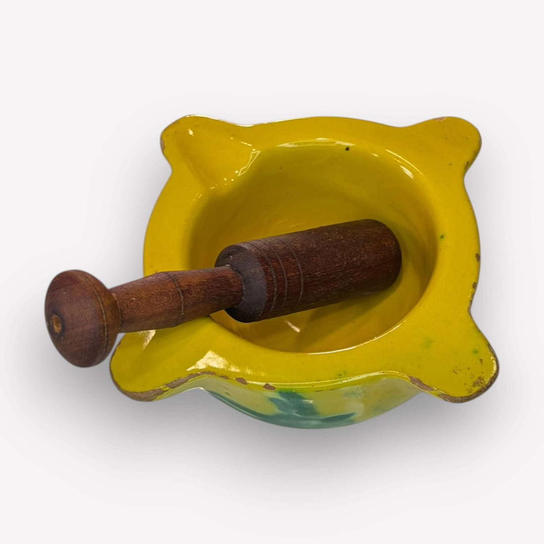 Este Mortero antiguo de cerámica esmaltada con maja de madera es una pieza con alma, color y presencia, perfecta para quienes buscan un objeto antiguo que una utilidad tradicional y valor decorativo actual. 