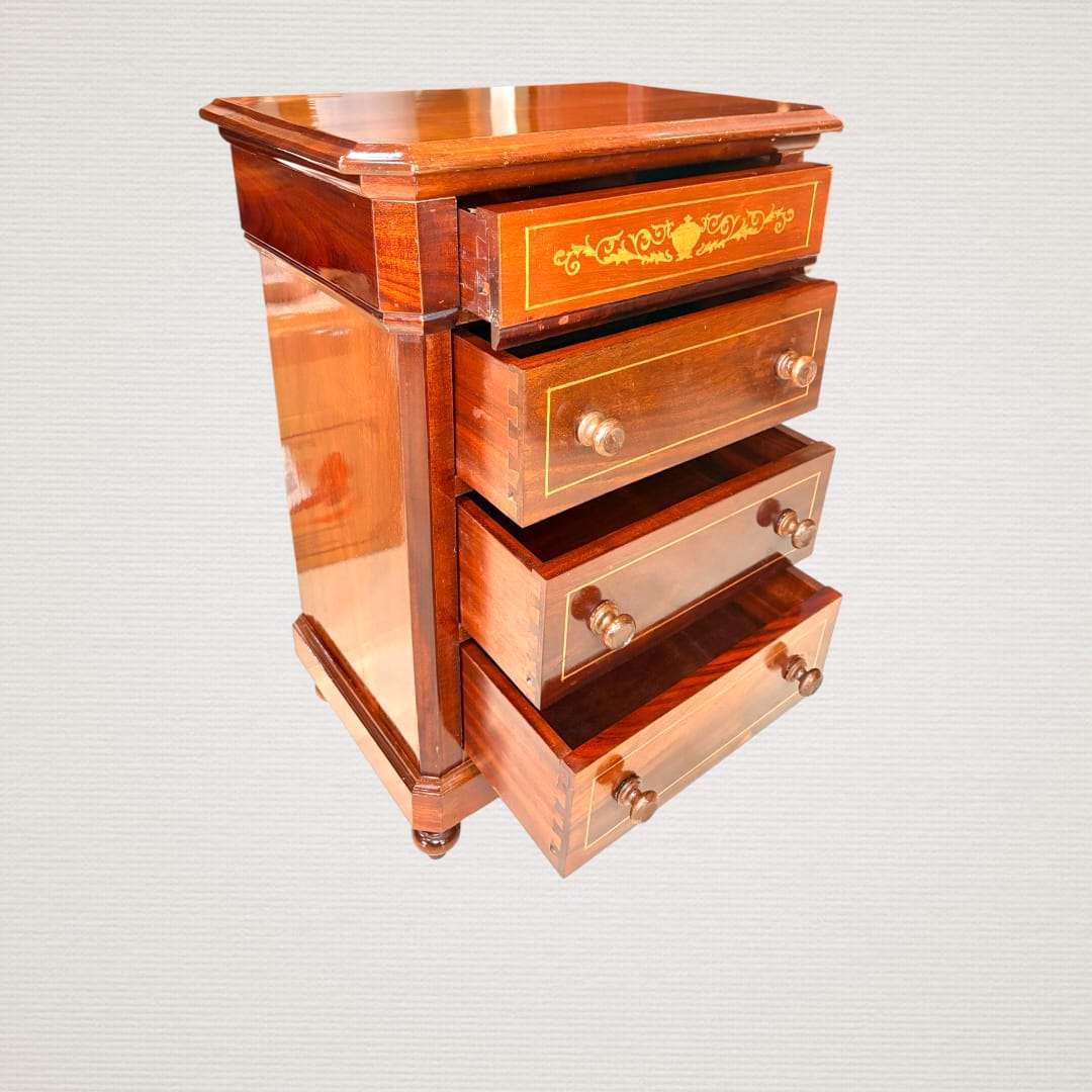 Su función original era acompañar la cama y guardar pequeños objetos de uso diario, como libros, gafas, pañuelos, documentos o accesorios personales; hoy, además, cumplen una función decorativa de gran valor, aportando calidez, simetría y un aire distinguido al ambiente. 