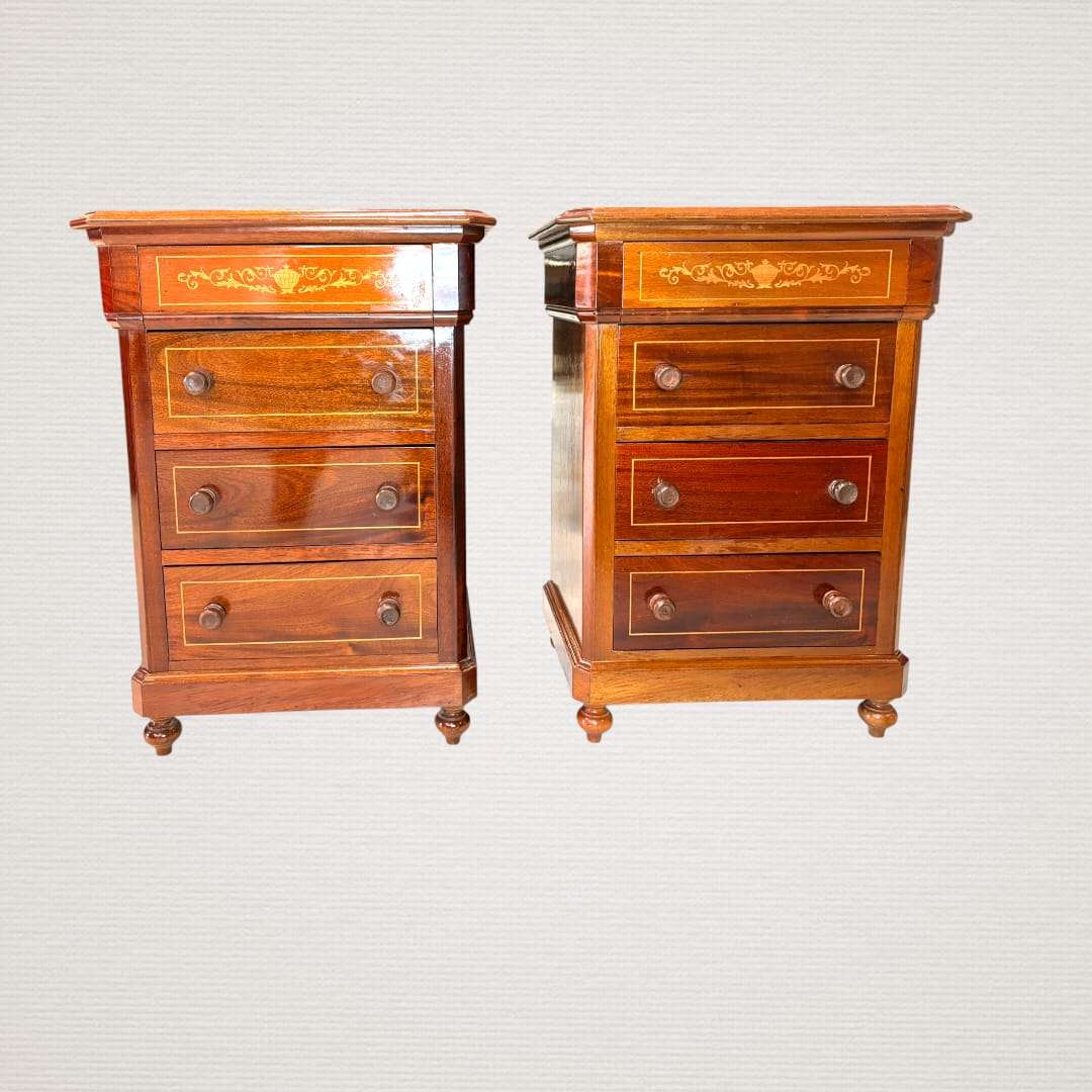 Estas&nbsp;Mesitas de noche antiguas de caoba son una pareja decorativa y funcional de gran encanto, ideal para vestir un dormitorio con elegancia, orden y personalidad. 