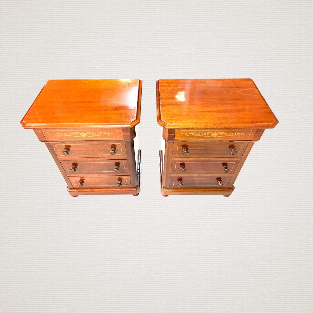 Destaca especialmente el primer cajón superior, decorado con un motivo ornamental de inspiración clásica que aporta distinción visual y las diferencia del mobiliario convencional.