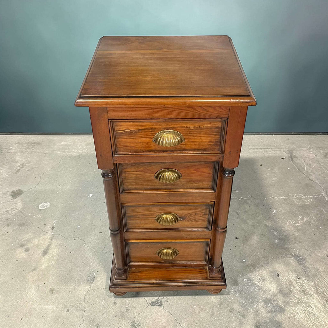 Mesitas de noches antiguas de madera rústica