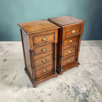 Mesitas de noches antiguas de madera rústica