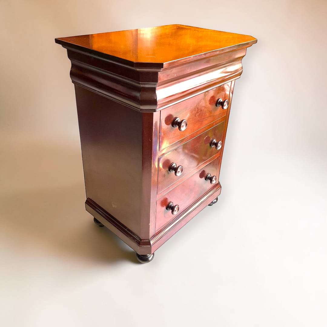 Estas&nbsp;Mesitas de noches antiguas de caoba forman una pareja elegante y funcional, ideal para vestir un dormitorio con calidez, orden y personalidad. 