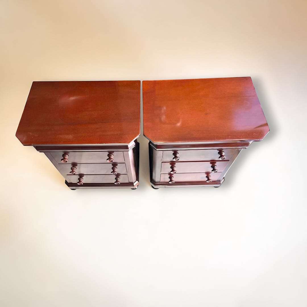 Su función original era acompañar la cama y ofrecer un apoyo práctico para guardar pequeños objetos cotidianos, ropa ligera, lectura o accesorios personales; hoy siguen cumpliendo esa tarea, añadiendo además un fuerte valor decorativo.

Con unas medidas de&nbsp;52,5 x 35,5 x H69,5 cm, resultan muy cómodas para colocar junto a la cama, en un rincón auxiliar