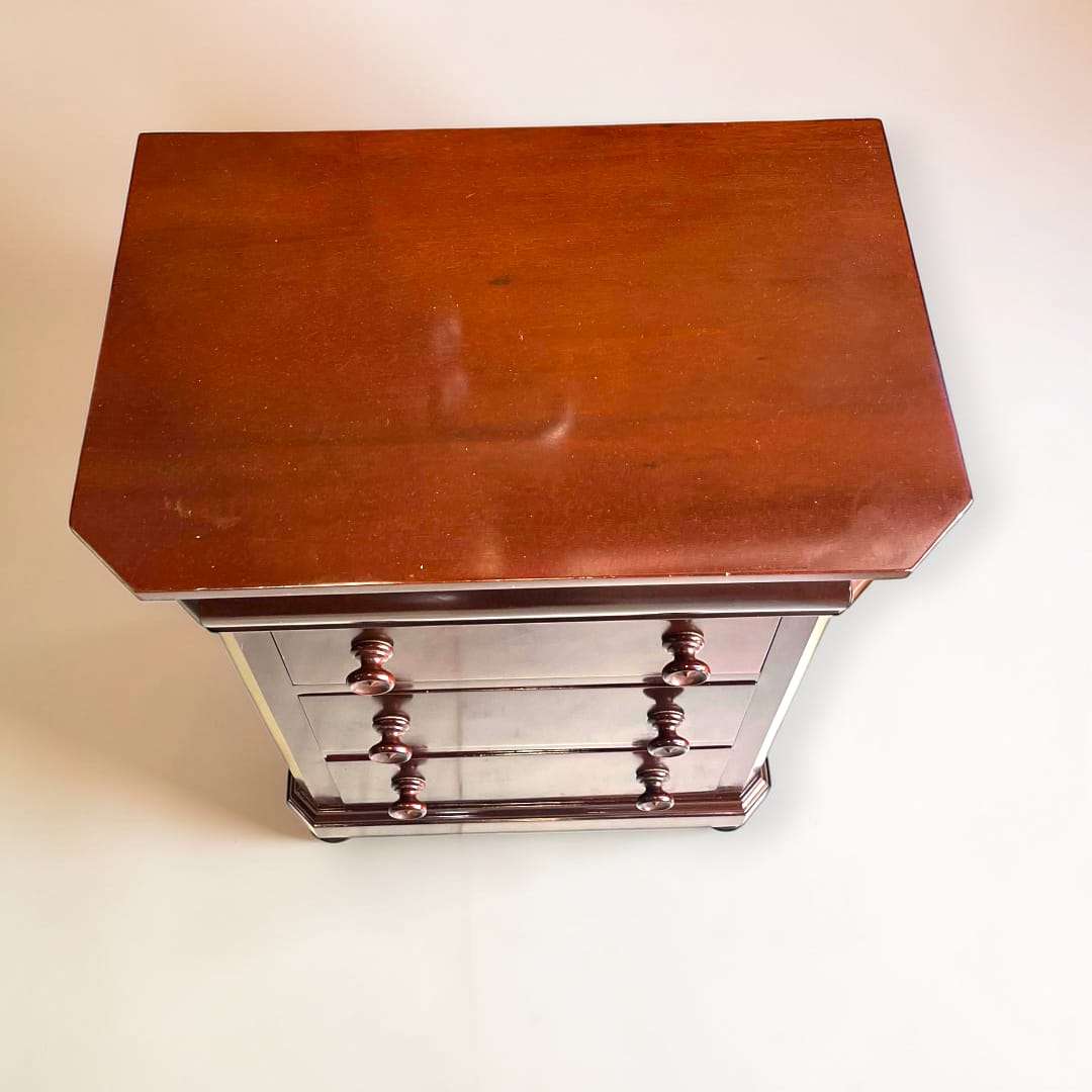 Su función original era acompañar la cama y ofrecer un apoyo práctico para guardar pequeños objetos cotidianos, ropa ligera, lectura o accesorios personales; hoy siguen cumpliendo esa tarea, añadiendo además un fuerte valor decorativo. 