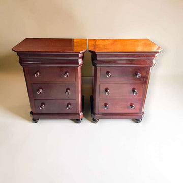 Estas&nbsp;Mesitas de noches antiguas de caoba forman una pareja elegante y funcional, ideal para vestir un dormitorio con calidez, orden y personalidad. 